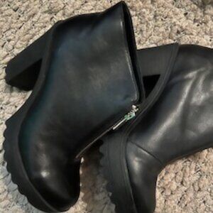 CUTE Chunky Heel Platform Bootie!!